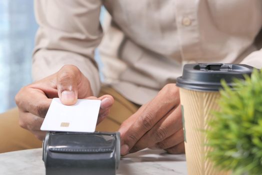 Payment terminal charging from a card, contactless payment