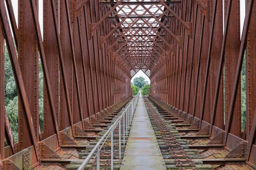 Near Griethausen is a steel railway bridge over an old arm of the Rhine, the Altrhein. The railway bridge dates from 1865 and is the oldest existing iron railway bridge in Germany.