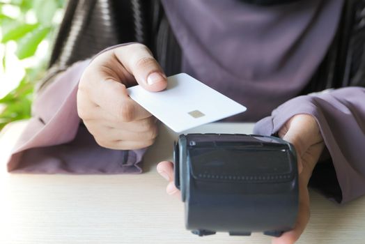 Payment terminal charging from a card, contactless payment