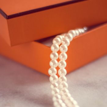 Chic pearl jewellery in a present box - Valentine's day ideas, luxury shopping and holiday inspiration concept. The perfect gift for her