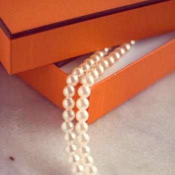 Chic pearl jewellery in a present box - Valentine's day ideas, luxury shopping and holiday inspiration concept. The perfect gift for her