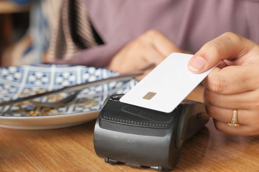 Payment terminal charging from a card, contactless payment