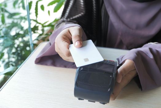 Payment terminal charging from a card, contactless payment