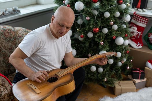 old man with a guitar at christmas.