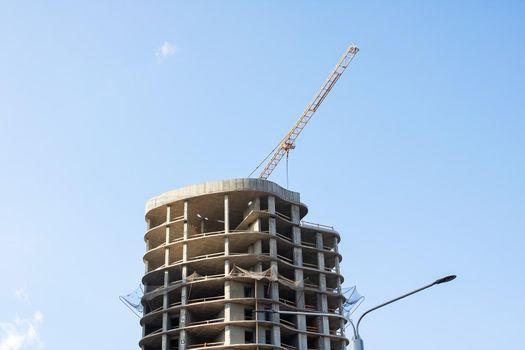 Construction crane and construction of a tall house