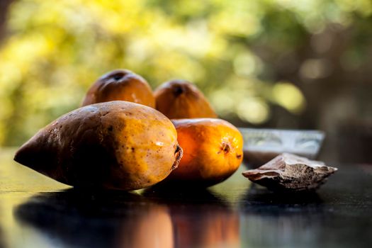 Mango face mask for bright fresh skin consisting of mangoes, yogurt, and fuller’s earth.