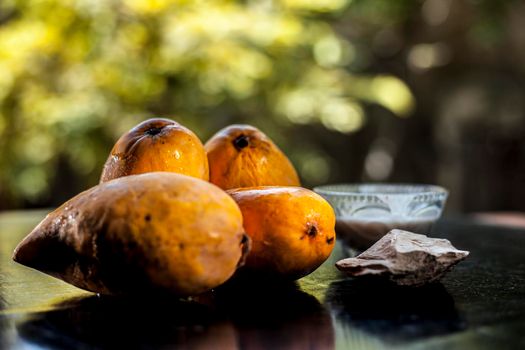 Mango face mask for bright fresh skin consisting of mangoes, yogurt, and fuller’s earth.