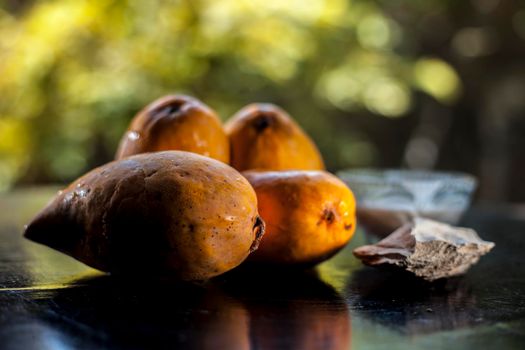 Mango face mask for bright fresh skin consisting of mangoes, yogurt, and fuller’s earth.