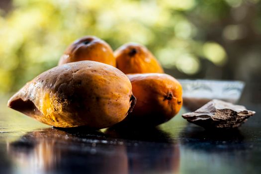 Mango face mask for bright fresh skin consisting of mangoes, yogurt, and fuller’s earth.