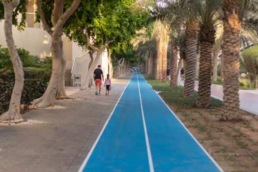 Dubai, UAE - 05.15.2021 - Jogging and cycling tracks at Al Ittihad park in Palm Jumeirah.