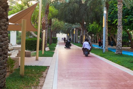 Dubai, UAE - 05.15.2021 - Jogging and cycling tracks at Al Ittihad park in Palm Jumeirah.