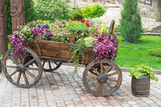 an old village cart with flowers in the market.photo