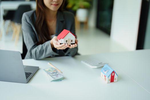 Real estate agents deliver homes to customers after signing the completed documents.