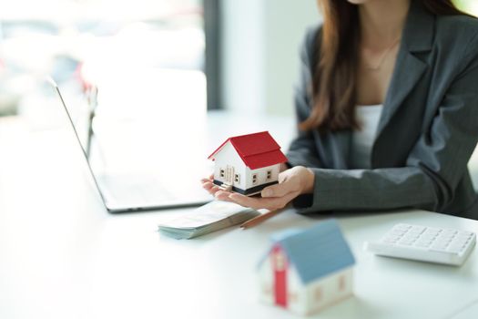 Real estate agents deliver homes to customers after signing the completed documents.