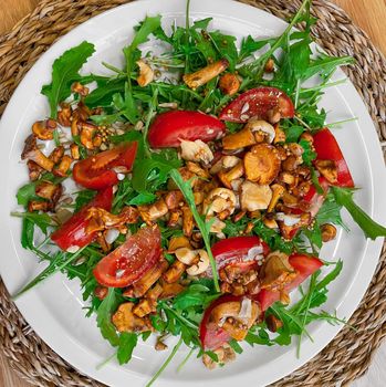 Salad with arugula and chanterelle mushrooms