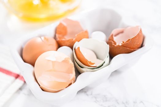 Ingredients to prepare bacon and cheese egg muffin.