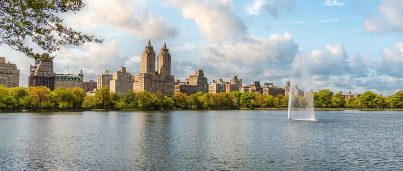 Skyline panorama with Eldorado building and Jacqueline Kennedy Onassis Reservoir with fountain in Central Park in midtown Manhattan in New York City