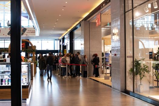 Belarus, Minsk - 19 september, 2022: Queue to the store H and M close up