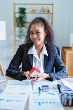 Real estate agents deliver homes to customers after signing the completed documents.