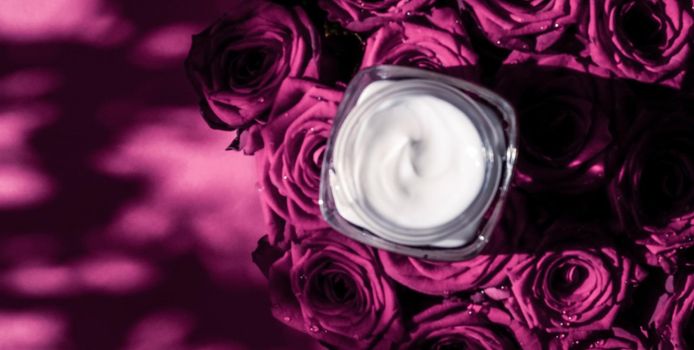 Luxe cosmetics, branding and anti-age concept - Face cream skin moisturizer on pink roses flowers, luxury skincare cosmetic product on floral background as beauty brand holiday flatlay design