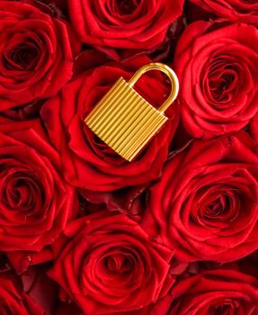 Holiday gift, flowers flatlay and happy relationship concept - Love lock for Valentines Day card, golden padlock and luxury bouquet of roses on red background