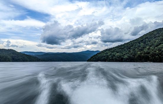 Boating around lake jocassee south carolina