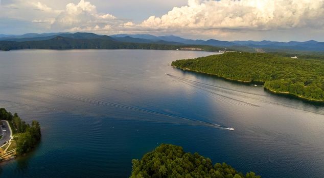 beautiful scenic views at lake jocassee south carolina