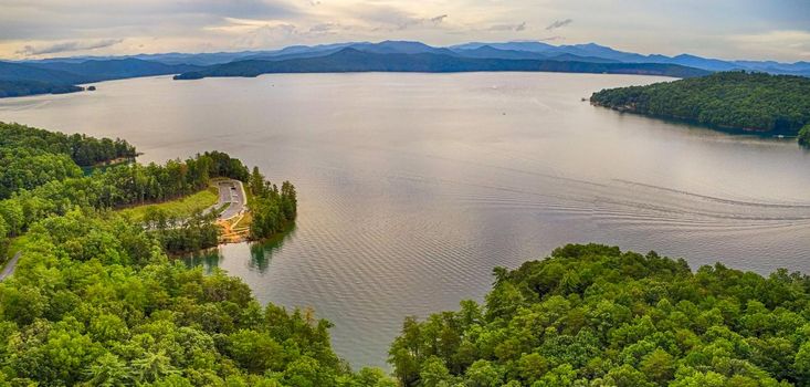 beautiful scenic views at lake jocassee south carolina