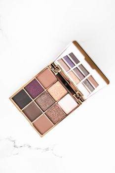 Cosmetic branding, fashion blog and glamour set concept - Eye shadow palette swatches on marble background, make-up and eyeshadows cosmetics product for luxury beauty brand and holiday flatlay design