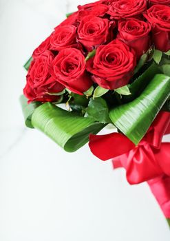 Flowers as a gift, romantic relationship and floral design concept - Holiday love present on Valentines Day, luxury bouquet of red roses