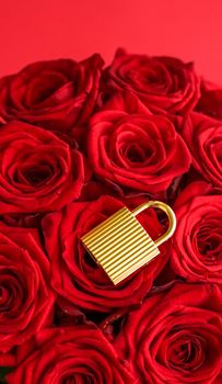 Holiday gift, flowers flatlay and happy relationship concept - Love lock for Valentines Day card, golden padlock and luxury bouquet of roses on red background