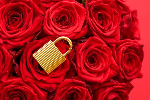 Holiday gift, flowers flatlay and happy relationship concept - Love lock for Valentines Day card, golden padlock and luxury bouquet of roses on red background