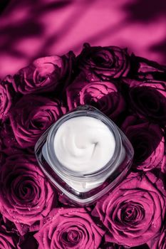 Luxe cosmetics, branding and anti-age concept - Face cream skin moisturizer on pink roses flowers, luxury skincare cosmetic product on floral background as beauty brand holiday flatlay design