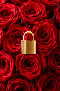 Holiday gift, flowers flatlay and happy relationship concept - Love lock for Valentines Day card, golden padlock and luxury bouquet of roses on red background