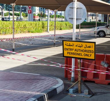 Warning sigh in English and Arabic