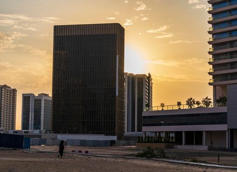 Dubai, UAE - 01.19.2021 - Early morning hour in Business Bay district.
