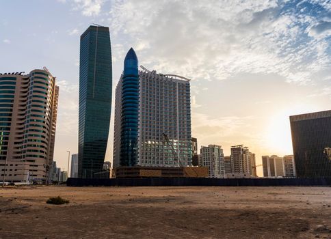 Dubai, UAE - 01.19.2021 - Early morning hour in Business Bay district.