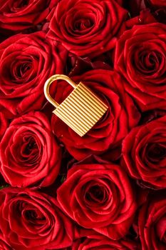 Holiday gift, flowers flatlay and happy relationship concept - Love lock for Valentines Day card, golden padlock and luxury bouquet of roses on red background