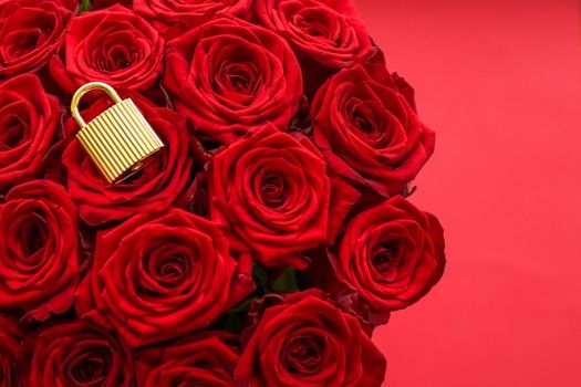 Holiday gift, flowers flatlay and happy relationship concept - Love lock for Valentines Day card, golden padlock and luxury bouquet of roses on red background