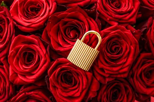 Holiday gift, flowers flatlay and happy relationship concept - Love lock for Valentines Day card, golden padlock and luxury bouquet of roses on red background