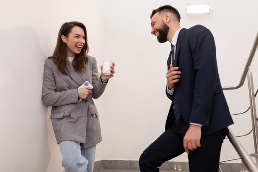 informal communication between a man and a woman during a lunch break in the office.