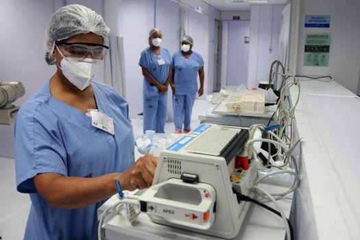 salvador, bahia, brazil - february 5, 2022: nurse in a bed of respiratory support for patients infected with coronavirus in the city of Slavdor.