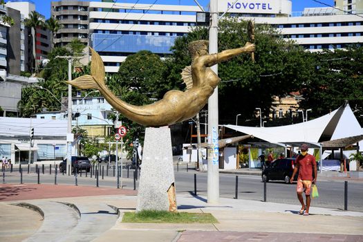 Escultura de sereia é vista no bairro do Rio Vermelho, na cidade de Salvador, nessa sexta-feira (13) (Joá Souza/ Futura Press). 