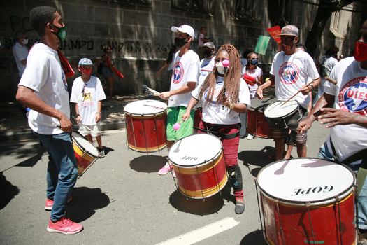 auto_awesome
Traduzir do: Inglês
1712 / 5000
Resultados de tradução
salvador, bahia, brazil - september 7, 2021: group use percussion drums during a demonstration against president Jair Bolsonaro in the city of Salvador.