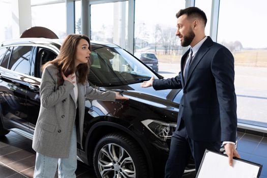 a woman defends her rights in a car dealership when buying a defective car.