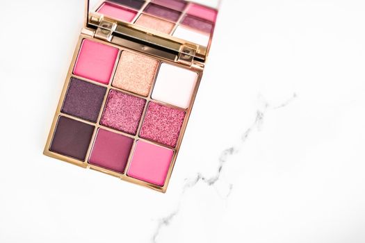 Cosmetic branding, fashion blog and glamour set concept - Eye shadow palette swatches on marble background, make-up and eyeshadows cosmetics product for luxury beauty brand and holiday flatlay design