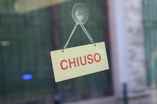 chiuso translation closed sign in a store shop window