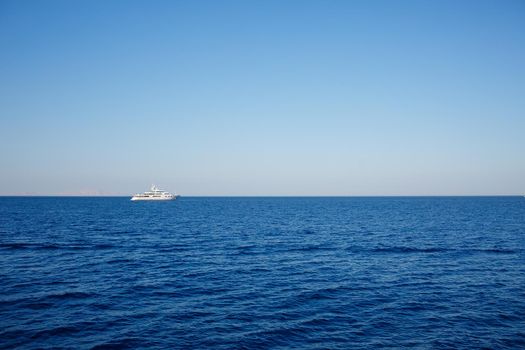 Photo of the red sea, bright sun