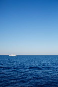 Photo of the red sea, bright sun