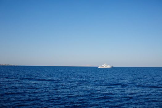 Photo of the red sea, bright sun